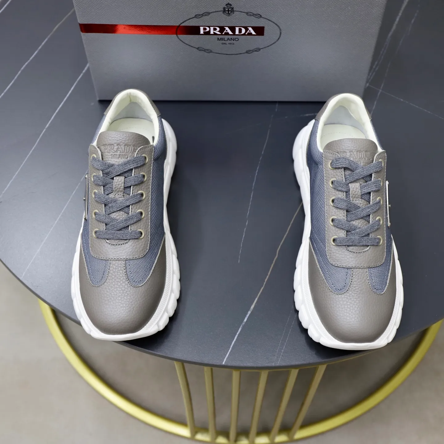 Ex-factory price: 700💰Top original order Brand: PRADA (Prada) Standard code: Men's size 38/44 (45 can be customized) Grade: Same as the official website Material: Original cowhide stitching, cowhide lining, original combination two-color wear-resistant soft outsole Style category: casual sports version, young fashion, European and American trend, British style Color: actual picture color